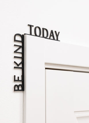 Wooden Corner Quote – Be Kind Today